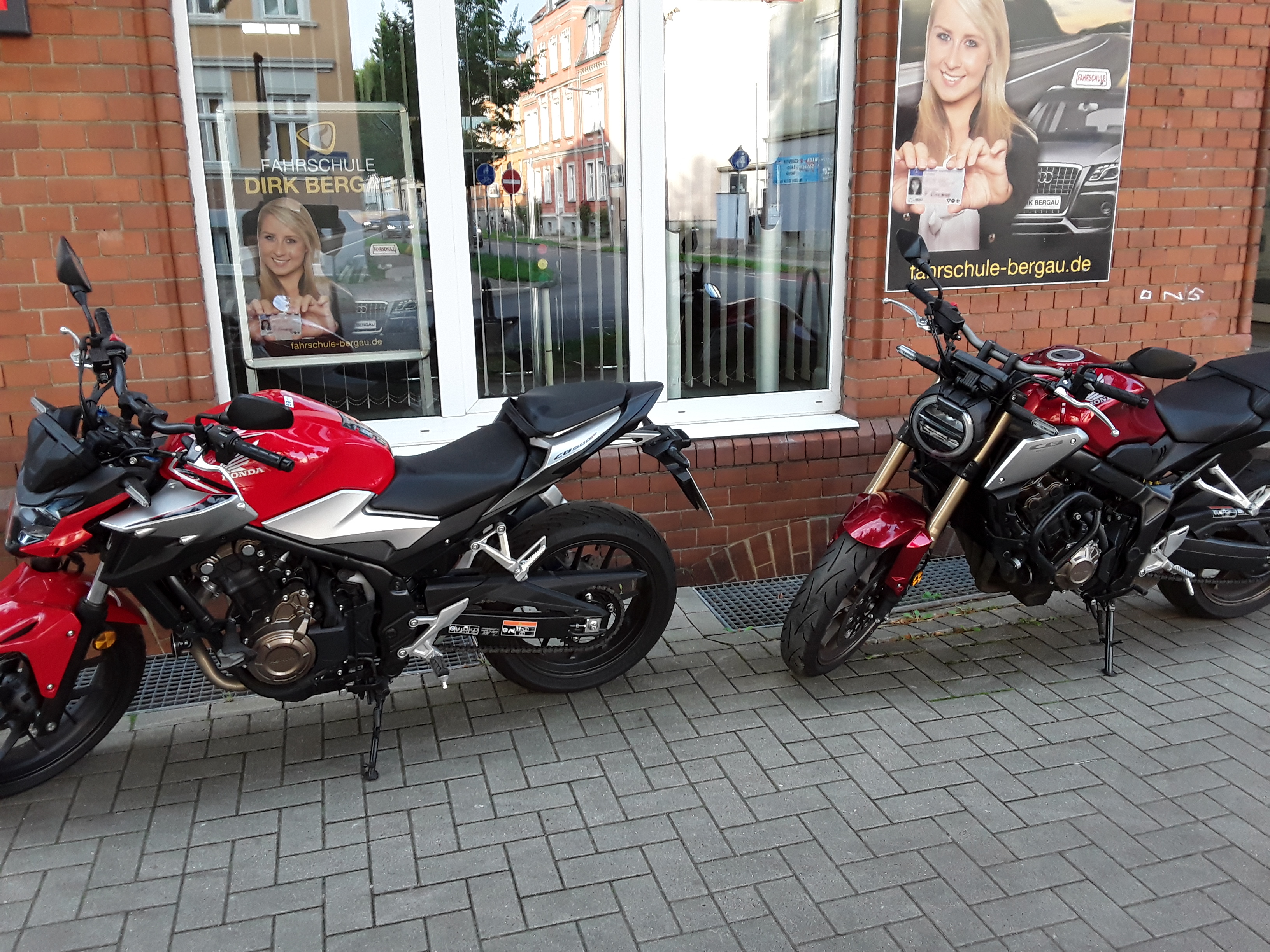 Motorradausbildung z.B. Honda CB 500 F (hellrot) und Honda CB 650 F (dunkelrot)